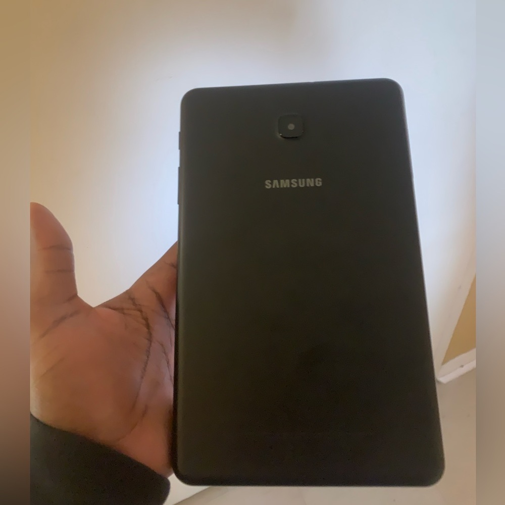 Samsung tablet - Picture 2 of 2